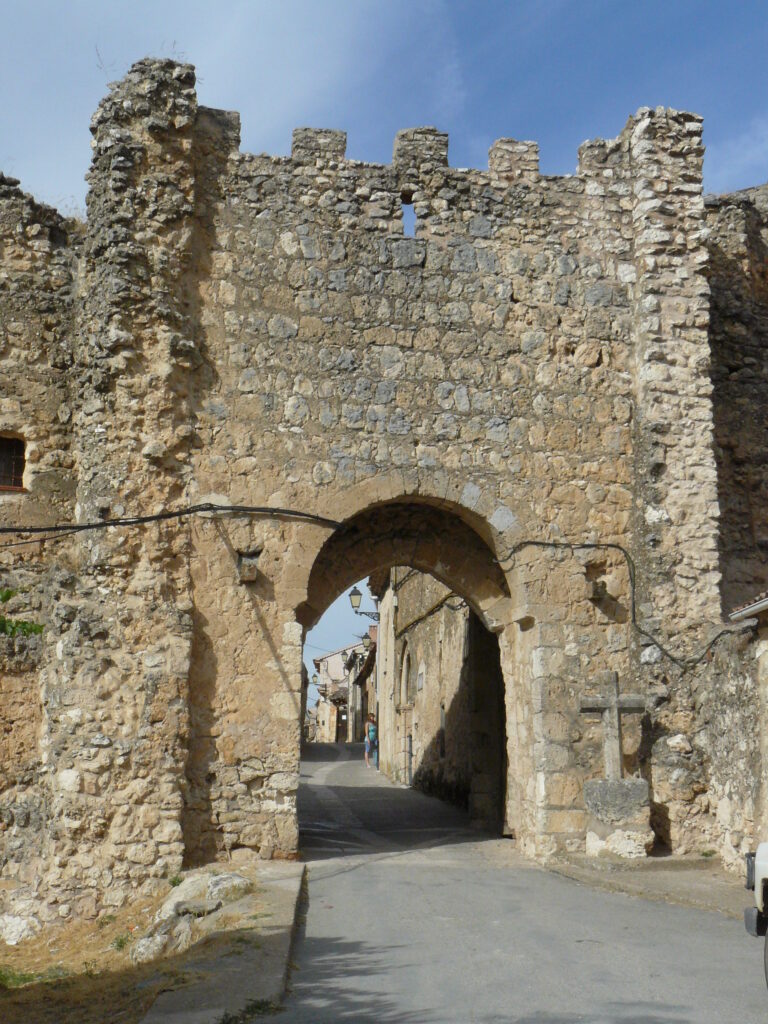 Puerta de la villa Maderuelo