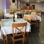 HOTEL RESTAURANTE REYES DE LEÓN (Santa María del Paramo) mesas