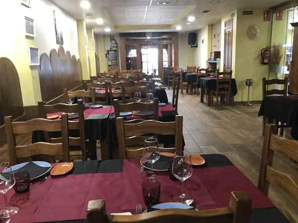 RESTAURANTE PARRILLADA LA ERMITA (Cacabelos) 1 RESTAURANTE PARRILLADA LA ERMITA (Cacabelos) sala